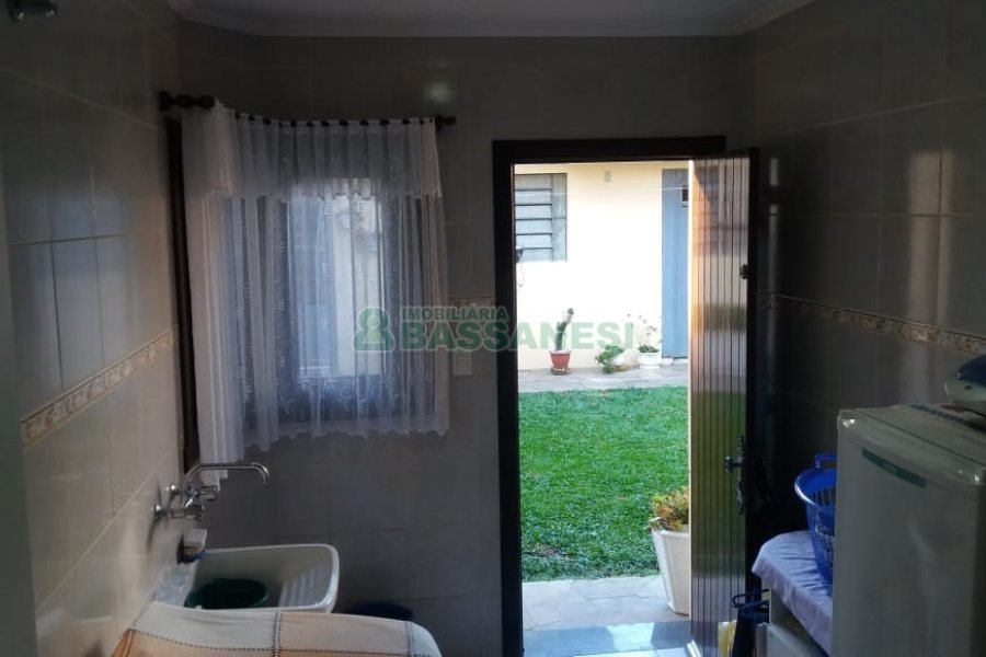 Casa com 320m², 3 dormitórios, 2 vagas, no bairro Vinhedos em Caxias do Sul para Comprar