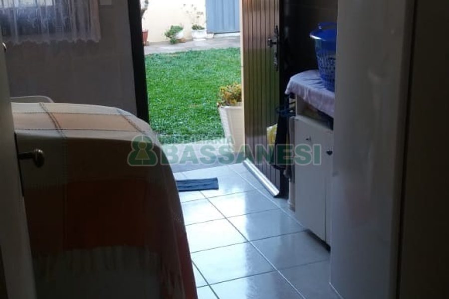 Casa com 320m², 3 dormitórios, 2 vagas, no bairro Vinhedos em Caxias do Sul para Comprar