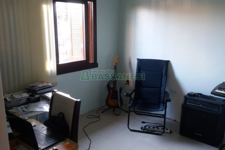 Casa com 320m², 3 dormitórios, 2 vagas, no bairro Vinhedos em Caxias do Sul para Comprar