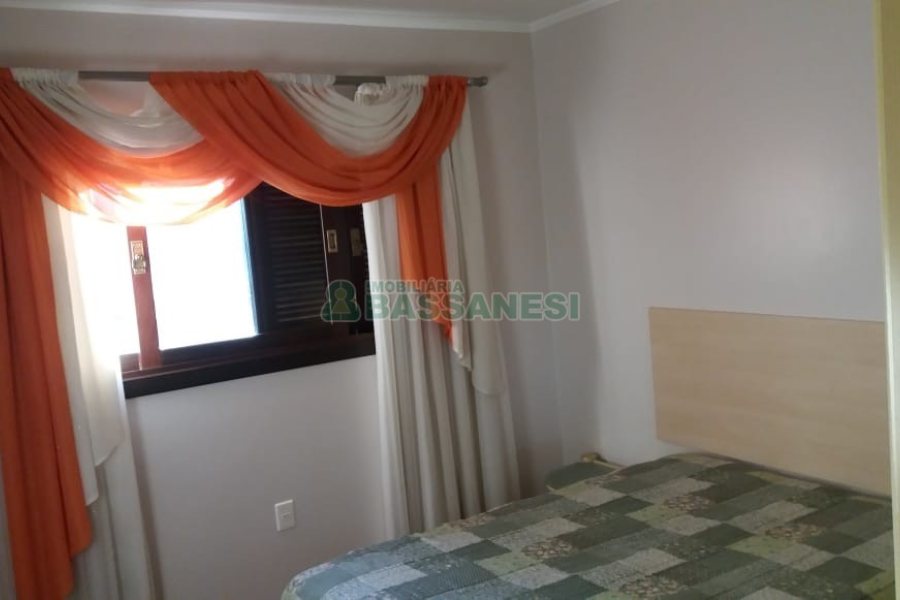 Casa com 320m², 3 dormitórios, 2 vagas, no bairro Vinhedos em Caxias do Sul para Comprar