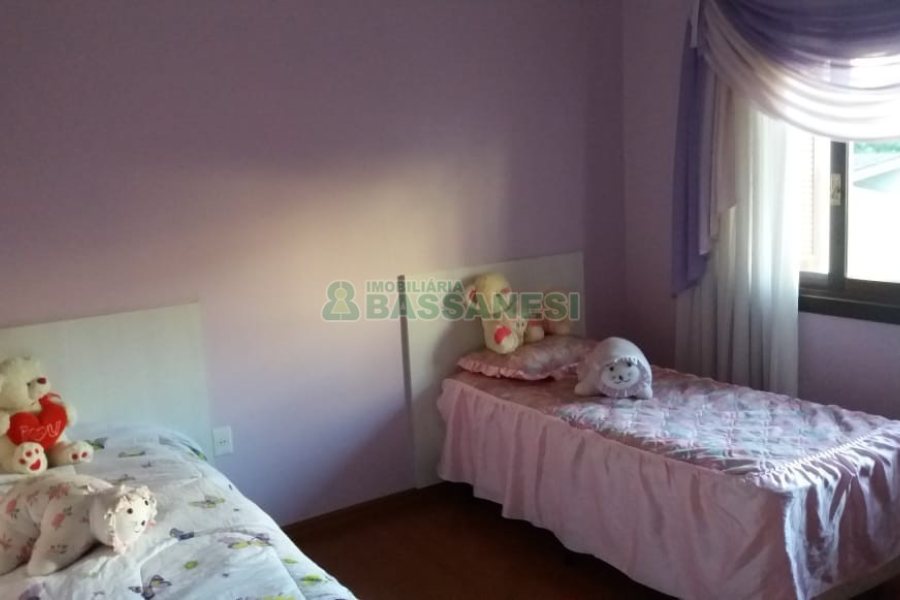 Casa com 320m², 3 dormitórios, 2 vagas, no bairro Vinhedos em Caxias do Sul para Comprar