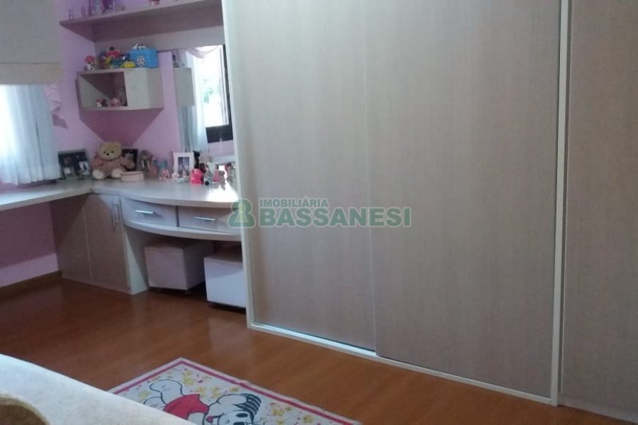 Casa com 320m², 3 dormitórios, 2 vagas, no bairro Vinhedos em Caxias do Sul para Comprar