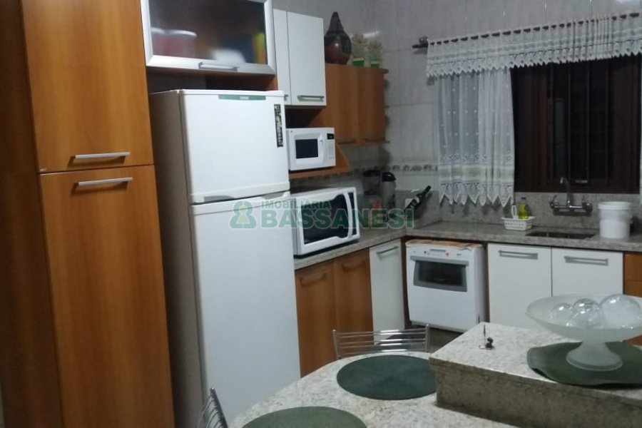 Casa com 320m², 3 dormitórios, 2 vagas, no bairro Vinhedos em Caxias do Sul para Comprar
