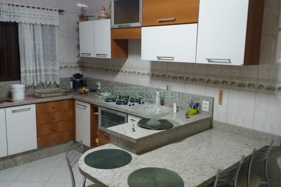 Casa com 320m², 3 dormitórios, 2 vagas, no bairro Vinhedos em Caxias do Sul para Comprar
