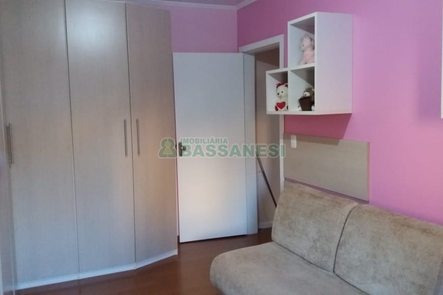 Casa com 320m², 3 dormitórios, 2 vagas, no bairro Vinhedos em Caxias do Sul para Comprar