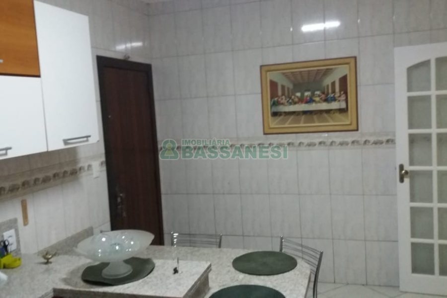 Casa com 320m², 3 dormitórios, 2 vagas, no bairro Vinhedos em Caxias do Sul para Comprar
