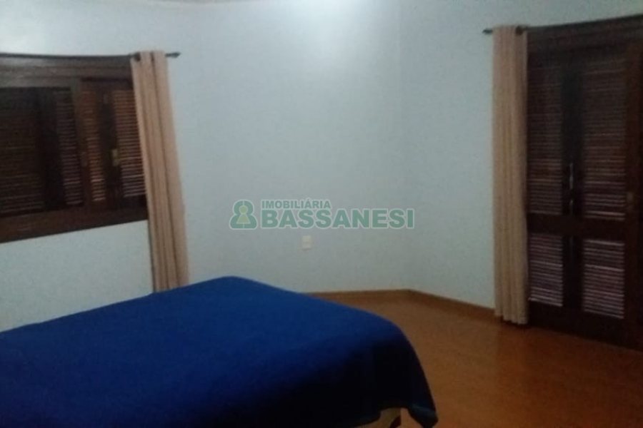Casa com 320m², 3 dormitórios, 2 vagas, no bairro Vinhedos em Caxias do Sul para Comprar