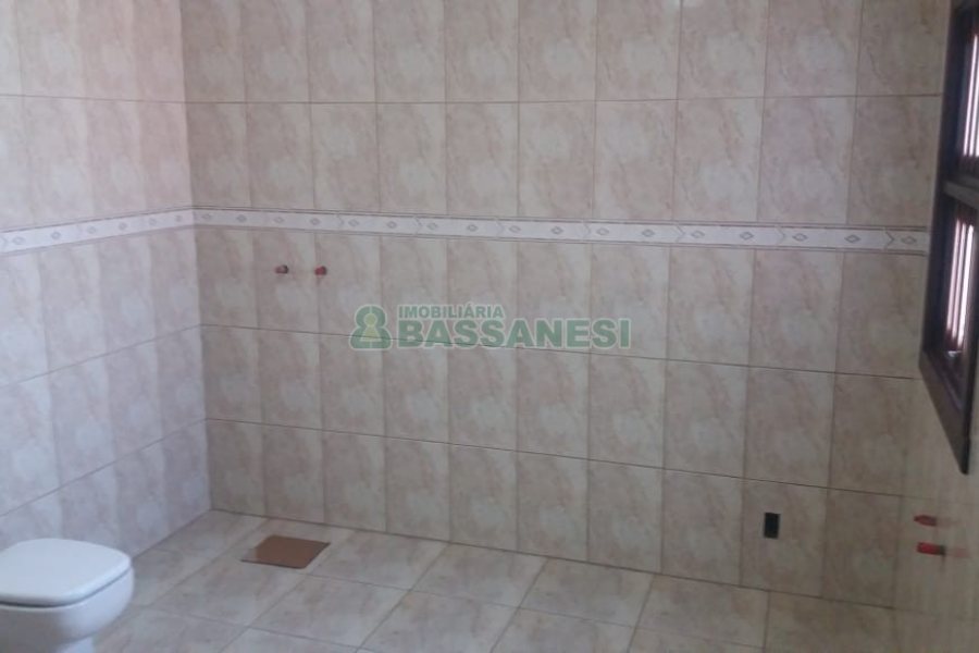 Casa com 320m², 3 dormitórios, 2 vagas, no bairro Vinhedos em Caxias do Sul para Comprar