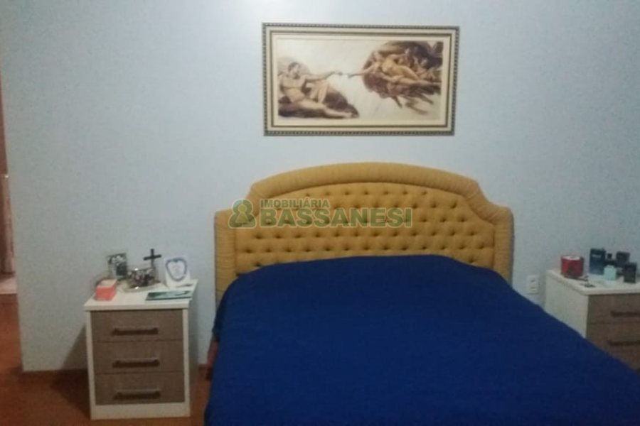 Casa com 320m², 3 dormitórios, 2 vagas, no bairro Vinhedos em Caxias do Sul para Comprar