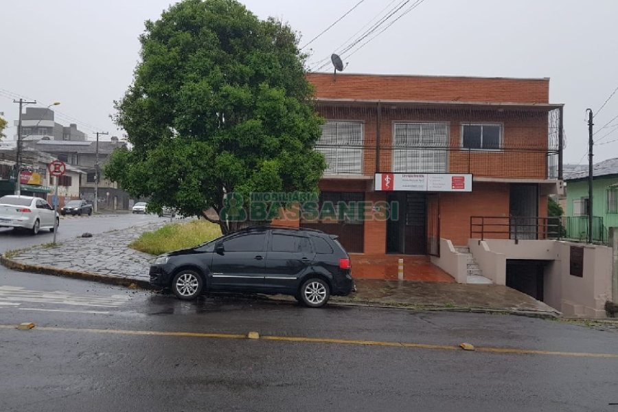 Casa com 372m², 3 dormitórios, 2 vagas, no bairro Salgado Filho em Caxias do Sul para Comprar