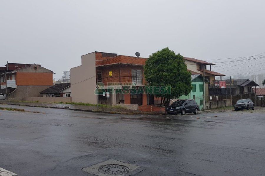 Casa com 372m², 3 dormitórios, 2 vagas, no bairro Salgado Filho em Caxias do Sul para Comprar