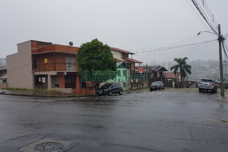Casa com 372m², 3 dormitórios, 2 vagas, no bairro Salgado Filho em Caxias do Sul para Comprar