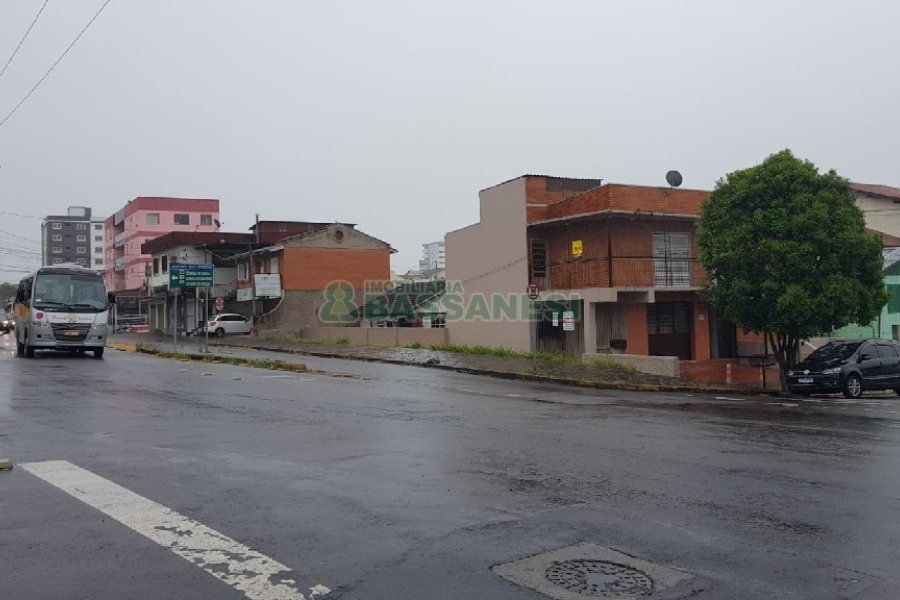 Casa com 372m², 3 dormitórios, 2 vagas, no bairro Salgado Filho em Caxias do Sul para Comprar