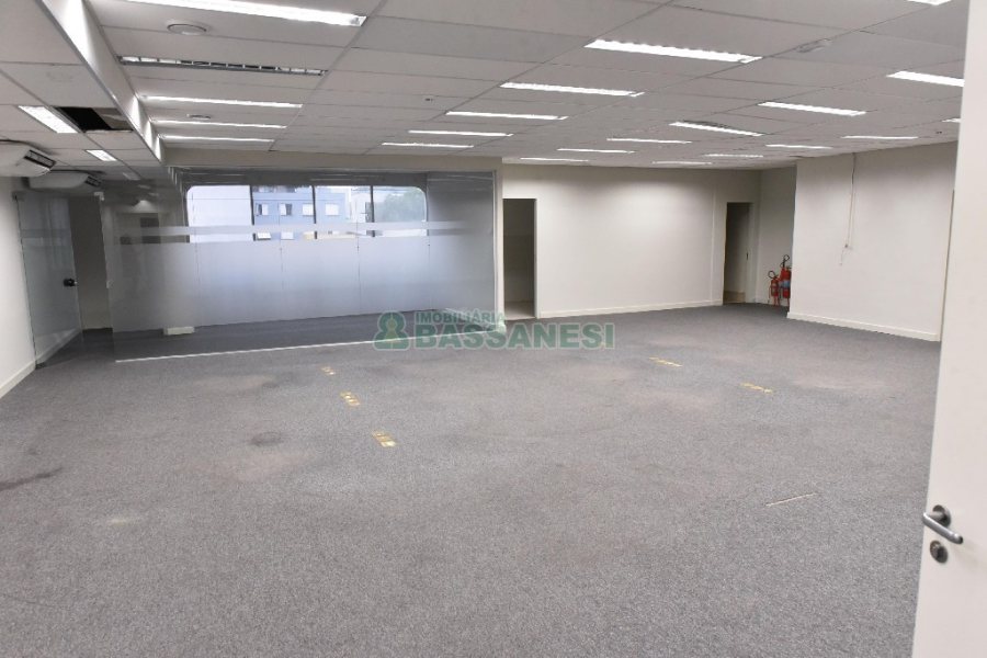 Loja com 2287m², no bairro Centro em Caxias do Sul para Alugar