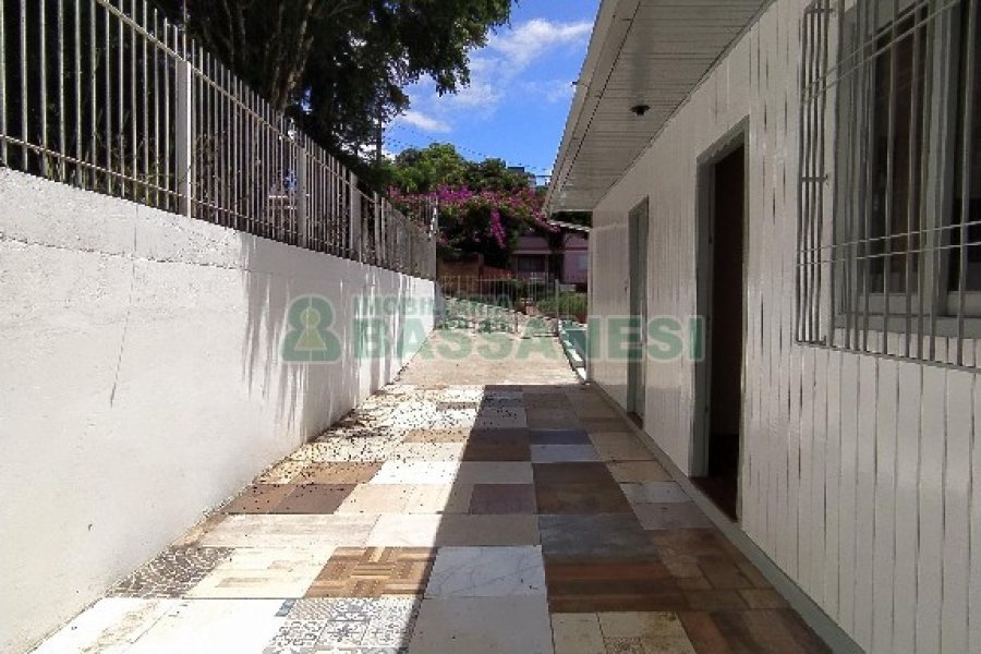 Casa com 82m², 3 dormitórios, 2 vagas, no bairro Lourdes em Caxias do Sul para Alugar