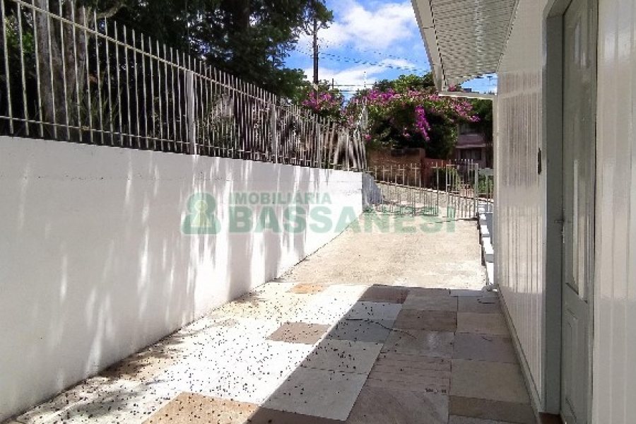 Casa com 82m², 3 dormitórios, 2 vagas, no bairro Lourdes em Caxias do Sul para Alugar