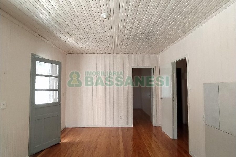 Casa com 82m², 3 dormitórios, 2 vagas, no bairro Lourdes em Caxias do Sul para Alugar