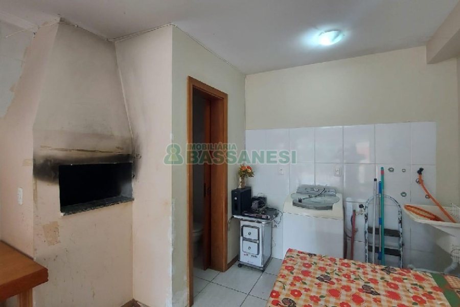 Sobrado com 85m², 2 dormitórios, 2 vagas, no bairro Salgado Filho em Caxias do Sul para Comprar