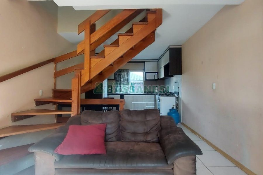 Sobrado com 85m², 2 dormitórios, 2 vagas, no bairro Salgado Filho em Caxias do Sul para Comprar