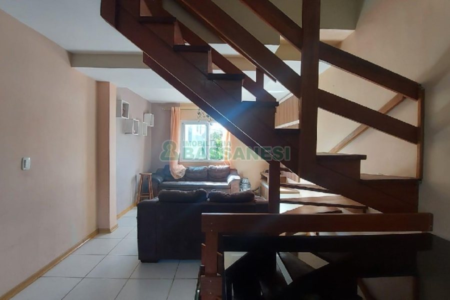 Sobrado com 85m², 2 dormitórios, 2 vagas, no bairro Salgado Filho em Caxias do Sul para Comprar