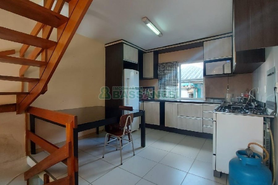 Sobrado com 85m², 2 dormitórios, 2 vagas, no bairro Salgado Filho em Caxias do Sul para Comprar