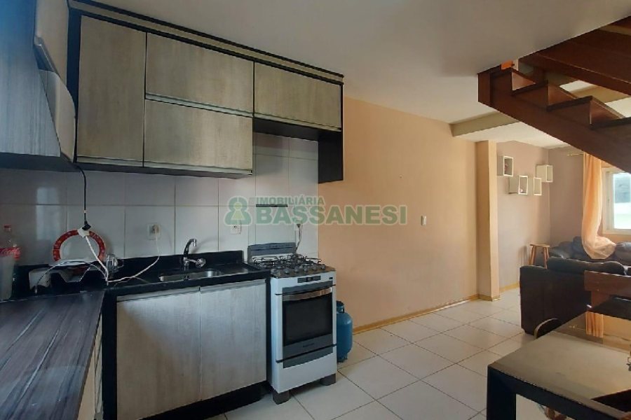 Sobrado com 85m², 2 dormitórios, 2 vagas, no bairro Salgado Filho em Caxias do Sul para Comprar