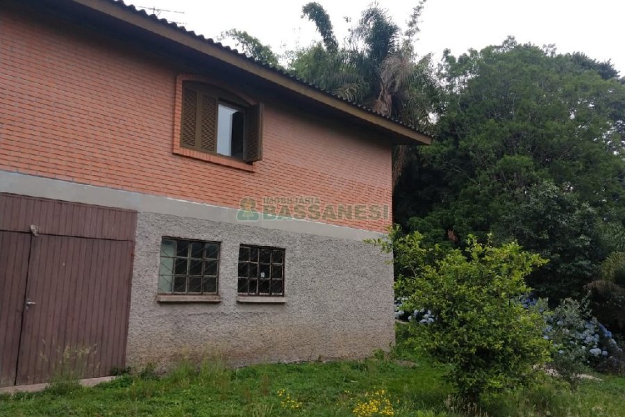 Chácara com 200m², 3 dormitórios, 1 vaga, no bairro Ana Rech em Caxias do Sul para Comprar