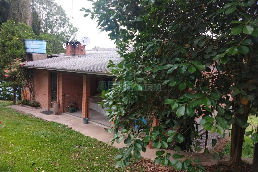 Chácara com 200m², 3 dormitórios, 1 vaga, no bairro Ana Rech em Caxias do Sul para Comprar