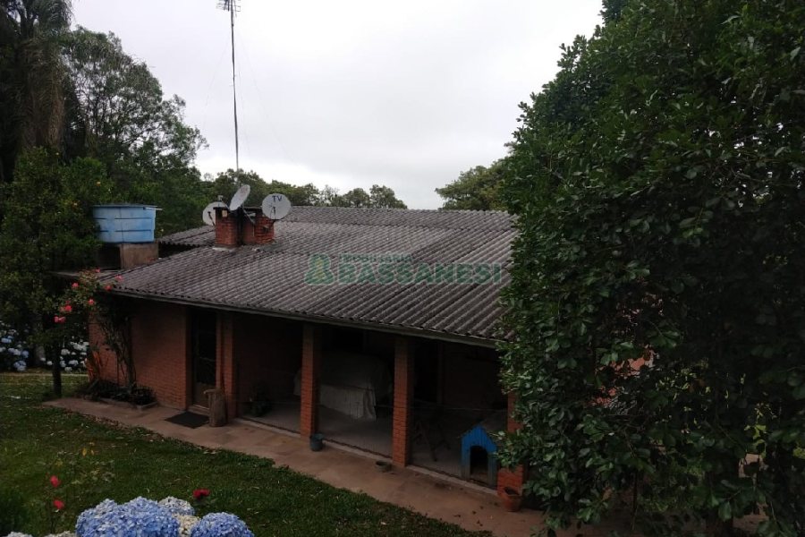 Chácara com 200m², 3 dormitórios, 1 vaga, no bairro Ana Rech em Caxias do Sul para Comprar