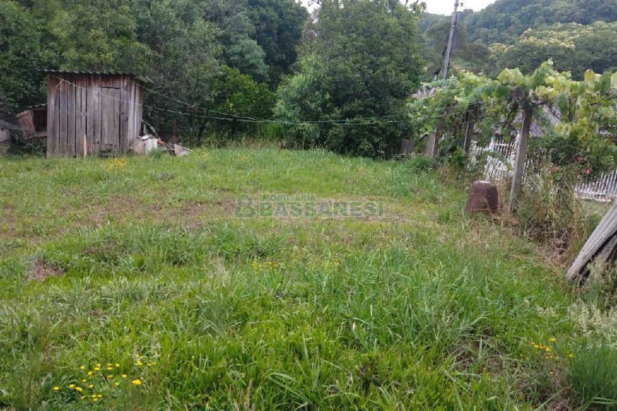 Chácara com 200m², 3 dormitórios, 1 vaga, no bairro Ana Rech em Caxias do Sul para Comprar