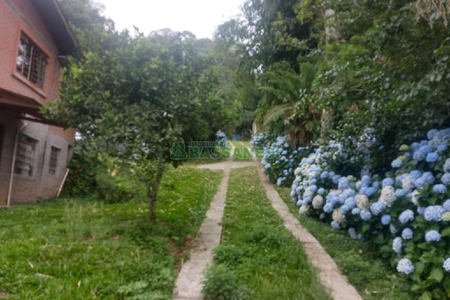 Chácara com 200m², 3 dormitórios, 1 vaga, no bairro Ana Rech em Caxias do Sul para Comprar