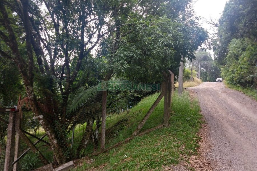 Chácara com 200m², 3 dormitórios, 1 vaga, no bairro Ana Rech em Caxias do Sul para Comprar