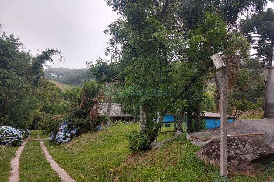 Chácara com 200m², 3 dormitórios, 1 vaga, no bairro Ana Rech em Caxias do Sul para Comprar