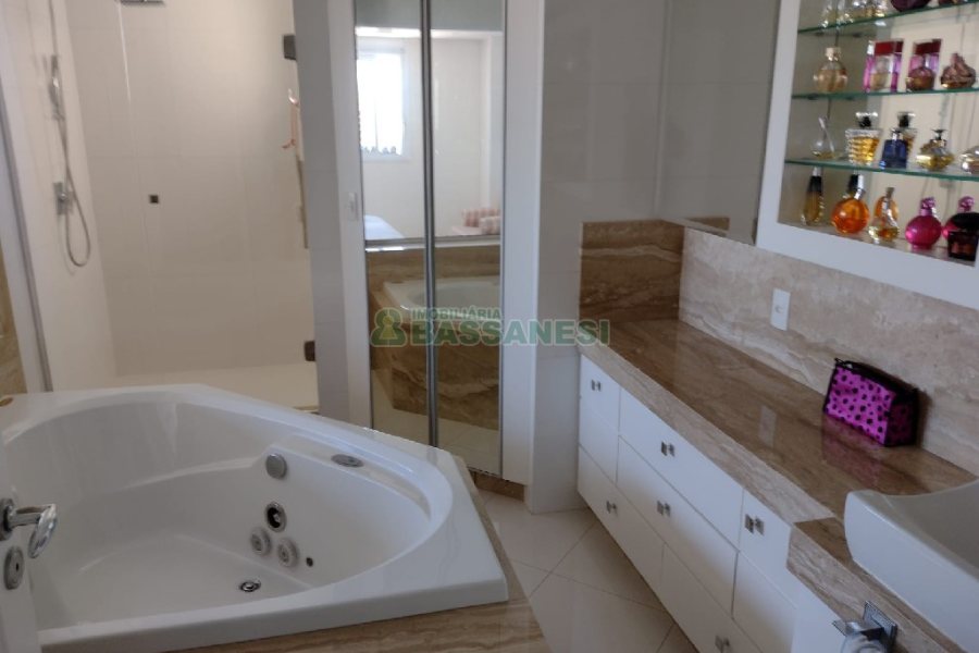 Apartamento com 186m², 3 dormitórios, 4 vagas, no bairro Pio X em Caxias do Sul para Comprar