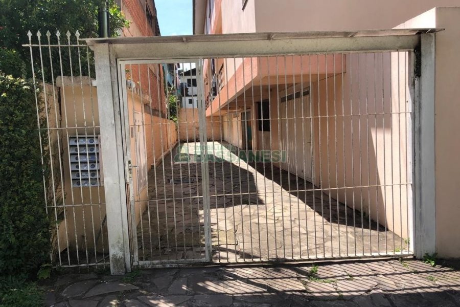Sobrado com 180m², 2 dormitórios, 1 vaga, no bairro Charqueadas em Caxias do Sul para Comprar