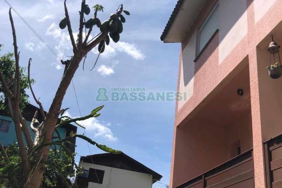 Sobrado com 180m², 2 dormitórios, 1 vaga, no bairro Charqueadas em Caxias do Sul para Comprar