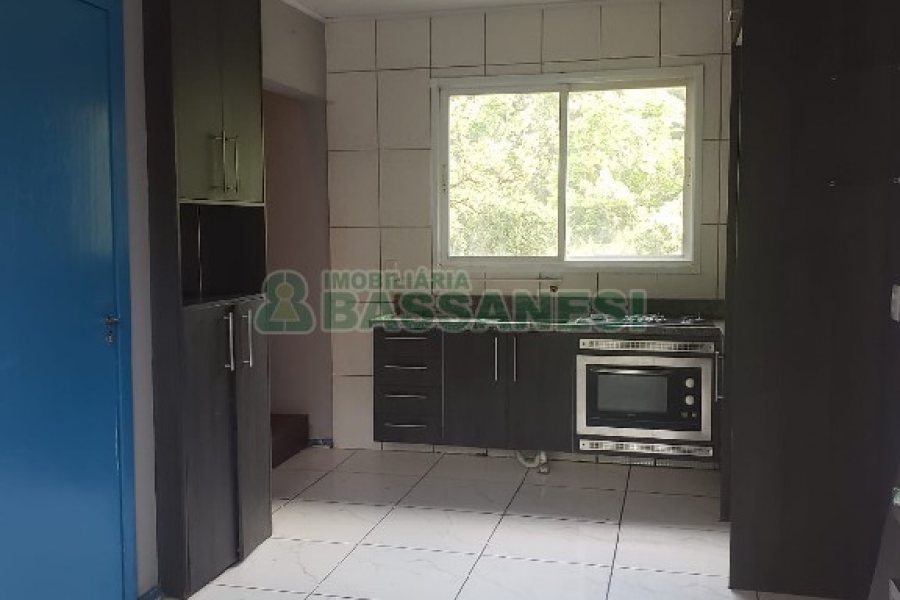Sobrado com 180m², 2 dormitórios, 1 vaga, no bairro Charqueadas em Caxias do Sul para Comprar