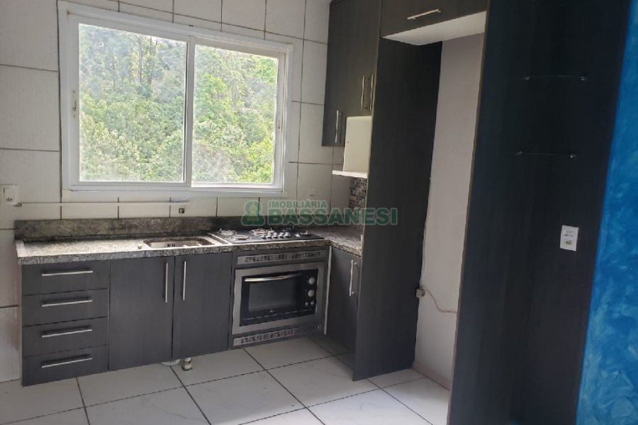 Sobrado com 180m², 2 dormitórios, 1 vaga, no bairro Charqueadas em Caxias do Sul para Comprar
