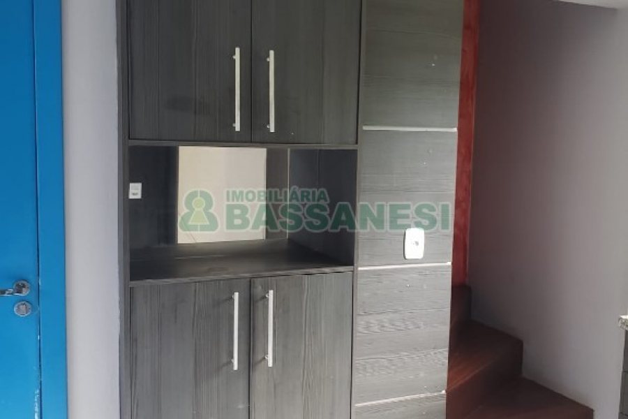 Sobrado com 180m², 2 dormitórios, 1 vaga, no bairro Charqueadas em Caxias do Sul para Comprar