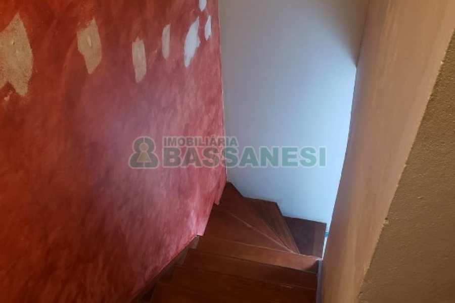 Sobrado com 180m², 2 dormitórios, 1 vaga, no bairro Charqueadas em Caxias do Sul para Comprar