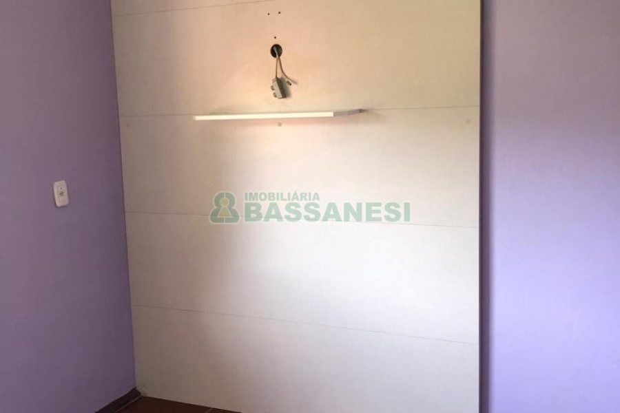 Sobrado com 180m², 2 dormitórios, 1 vaga, no bairro Charqueadas em Caxias do Sul para Comprar