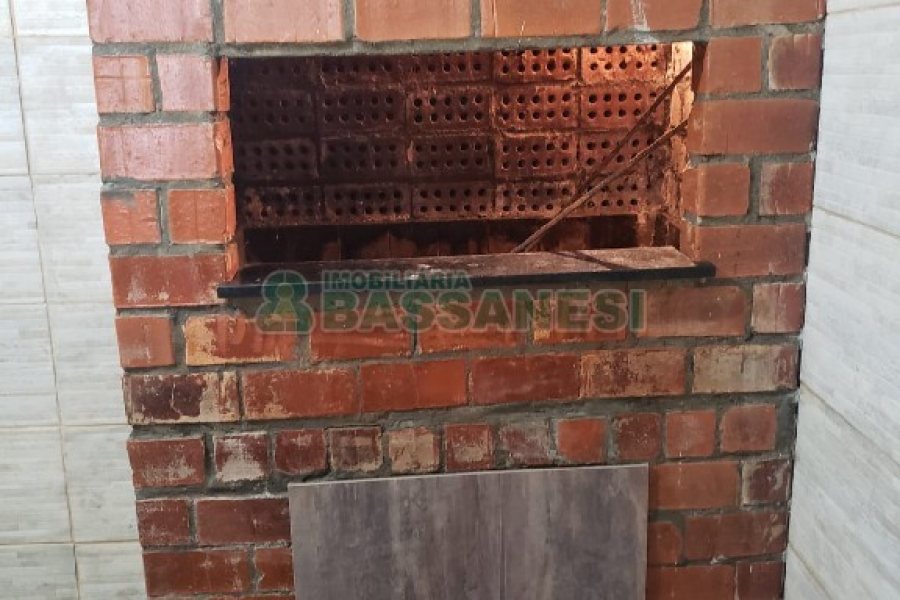 Sobrado com 180m², 2 dormitórios, 1 vaga, no bairro Charqueadas em Caxias do Sul para Comprar