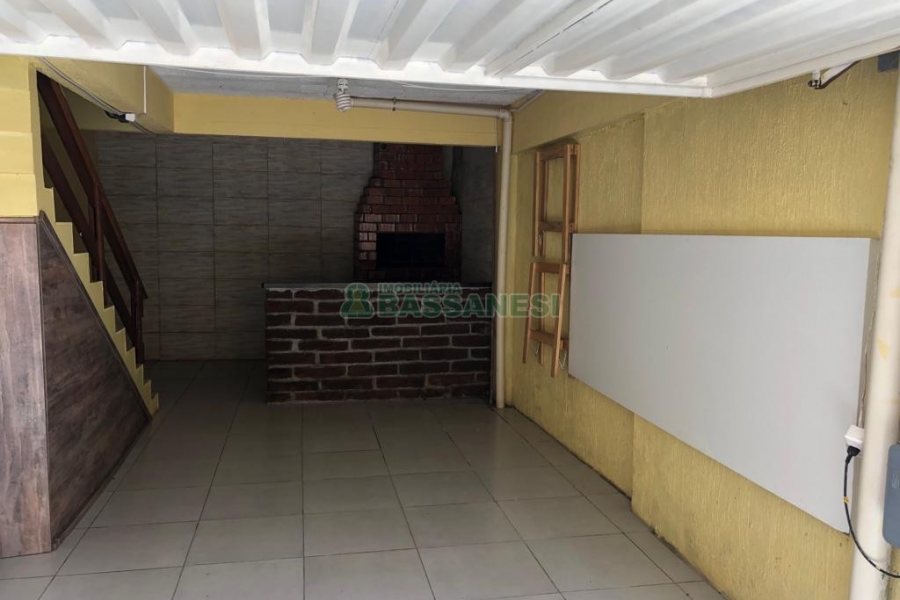 Sobrado com 180m², 2 dormitórios, 1 vaga, no bairro Charqueadas em Caxias do Sul para Comprar