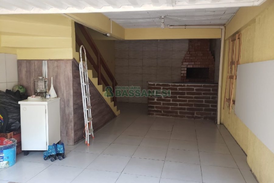 Sobrado com 180m², 2 dormitórios, 1 vaga, no bairro Charqueadas em Caxias do Sul para Comprar