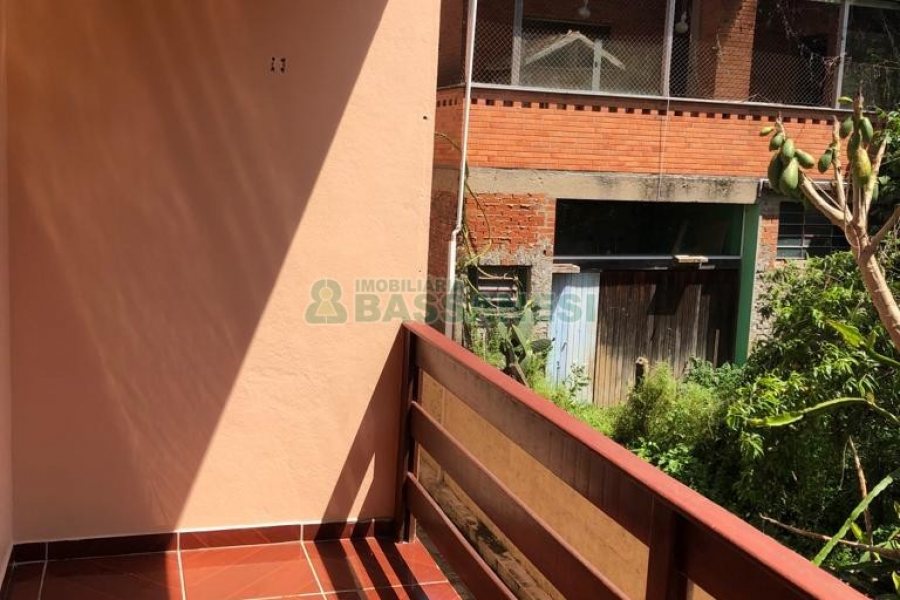 Sobrado com 180m², 2 dormitórios, 1 vaga, no bairro Charqueadas em Caxias do Sul para Comprar