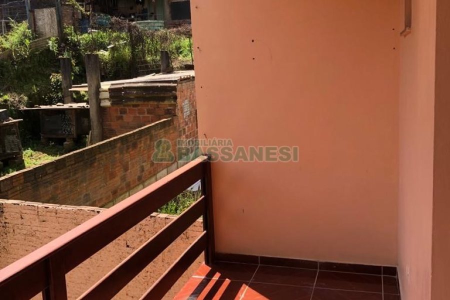 Sobrado com 180m², 2 dormitórios, 1 vaga, no bairro Charqueadas em Caxias do Sul para Comprar