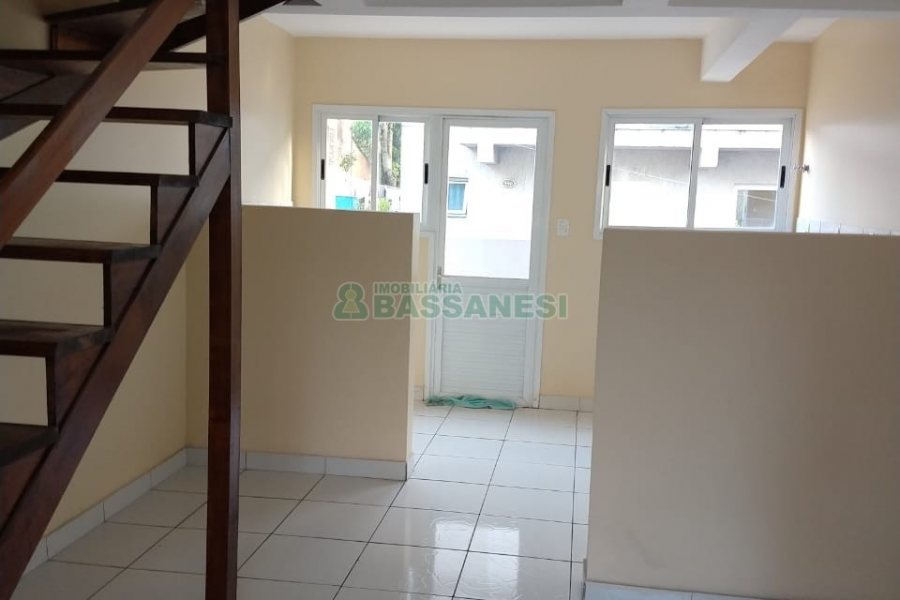 Sobrado com 57m², 2 dormitórios, 1 vaga, no bairro Santa Lúcia em Caxias do Sul para Comprar