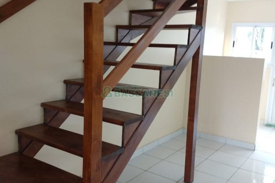 Sobrado com 57m², 2 dormitórios, 1 vaga, no bairro Santa Lúcia em Caxias do Sul para Comprar