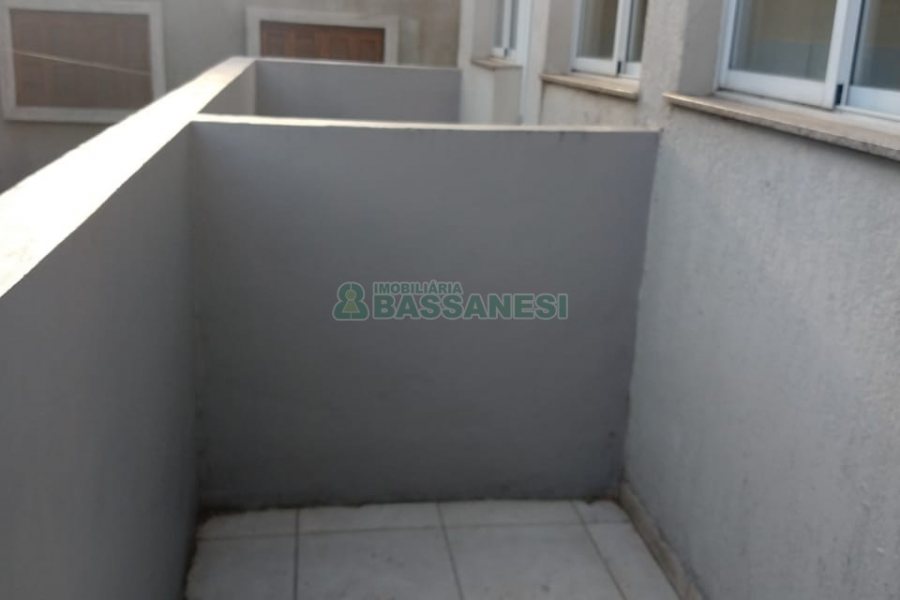 Sobrado com 57m², 2 dormitórios, 1 vaga, no bairro Santa Lúcia em Caxias do Sul para Comprar