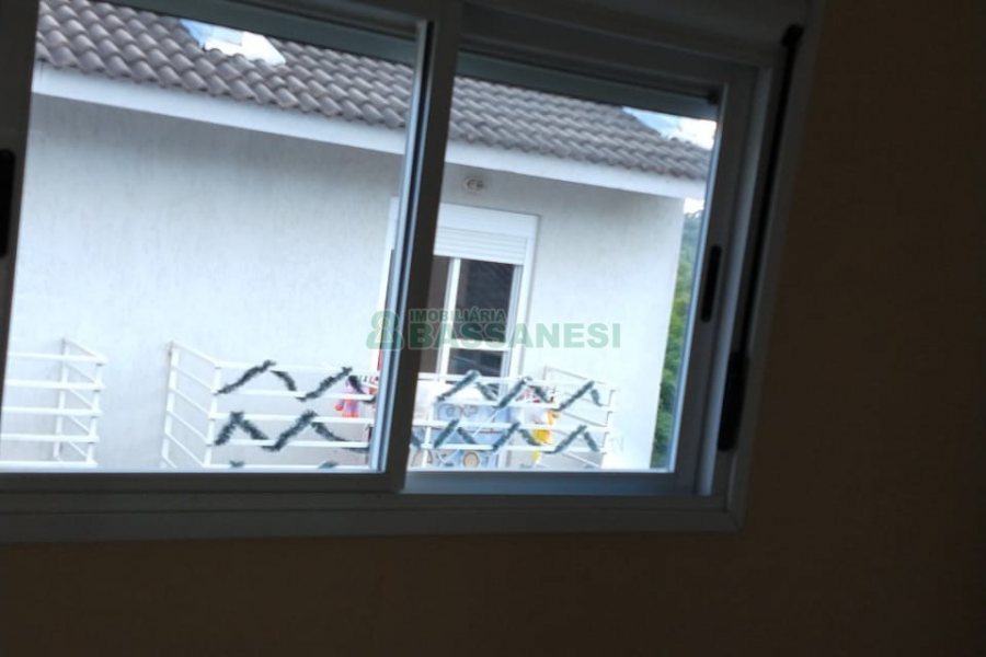 Sobrado com 57m², 2 dormitórios, 1 vaga, no bairro Santa Lúcia em Caxias do Sul para Comprar